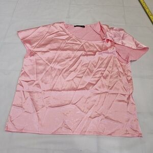 UUE Light Pink Short Sleeve V-Neck Top. Sz M